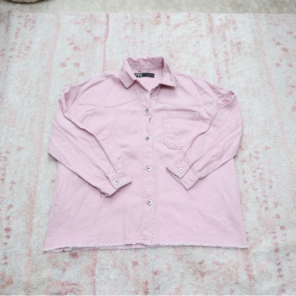 Light Pink Casual Button Down Shirt with Classic Collar and Textured Fabric
